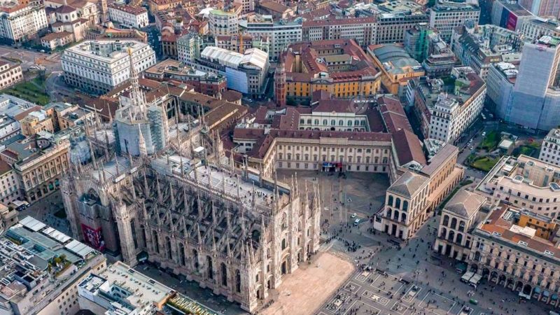 Vista dall&apos;alto dei Piazza Duomo a Milano